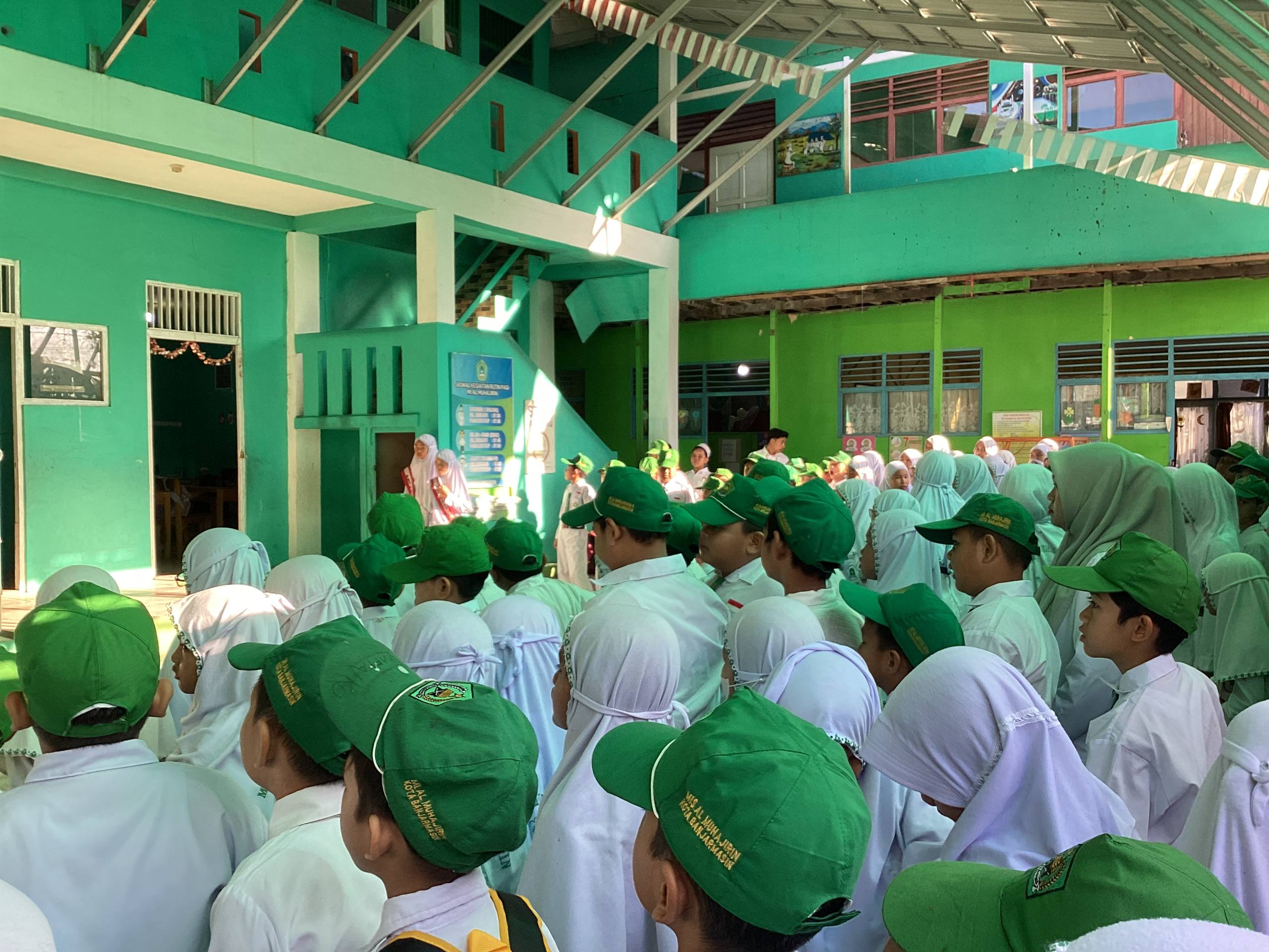 Peserta didik mengikuti upacara
