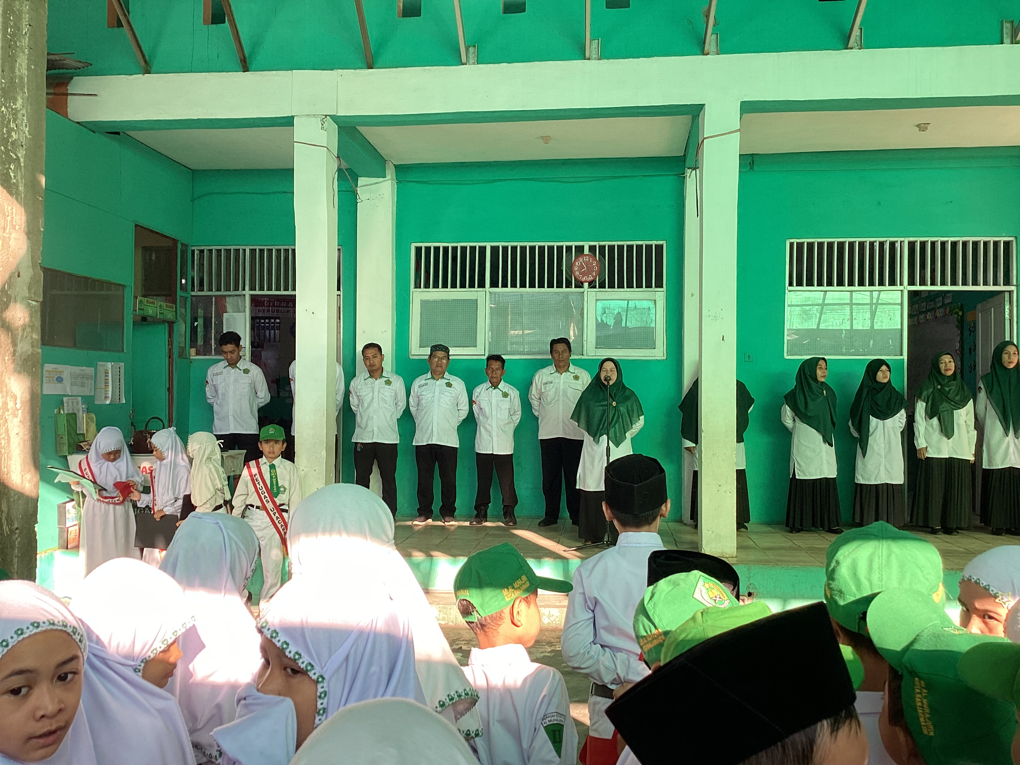 Upacara bendera MIS Al Muhajirin